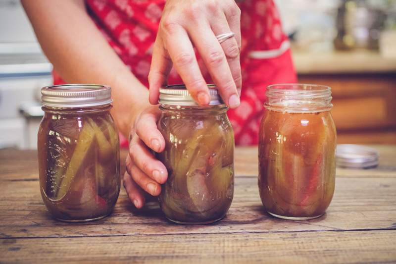 طرز تهیه ترشی پوست هندوانه برای همه ی ذائقه ها: آماده سازی شیشه ترشی پوست هندوانه