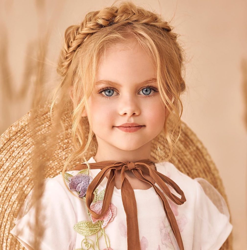 30 مدل ژست عکس کودک دختر در منزل و آتلیه با سبک های جدید و مد روز