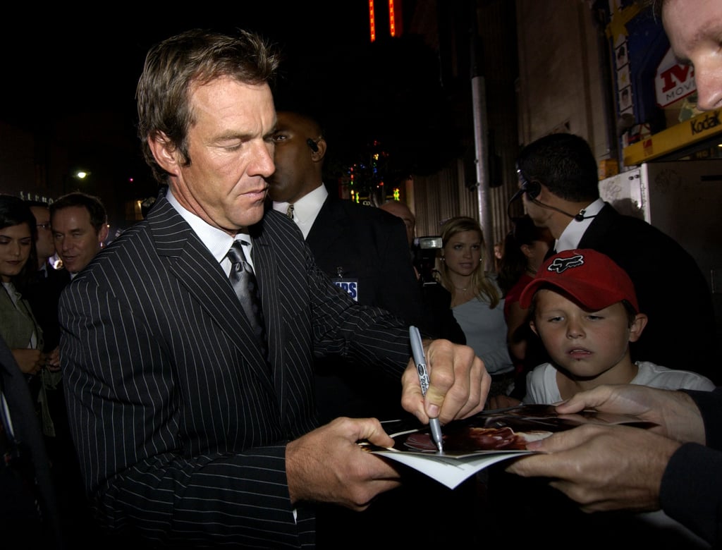 دنیس قواد (Dennis Quaid) در حال امضا با دست چپ