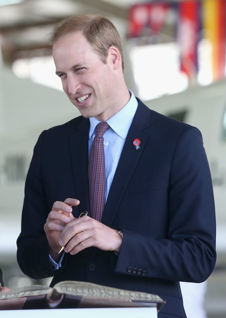 پرینس ویلیام (Prince William) در حال امضا با دست چپ