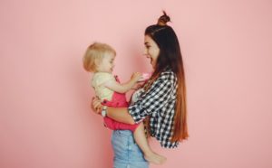 40 مدل جدید ژست عکس مادر و دختر زیبا و احساسی برای پروفایل