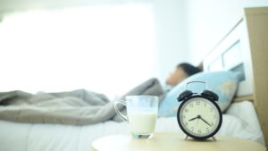 آیا نوشیدن شیر باعث خواب آلودگی شما می شود؟