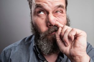 آیا دست کردن در بینی خطرناک است چگونه این عادت را از بین ببریم