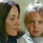 عکس بچگی آنجلینا جولی با مادرش
