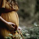 مدل ژست عکس بارداری در جنگل