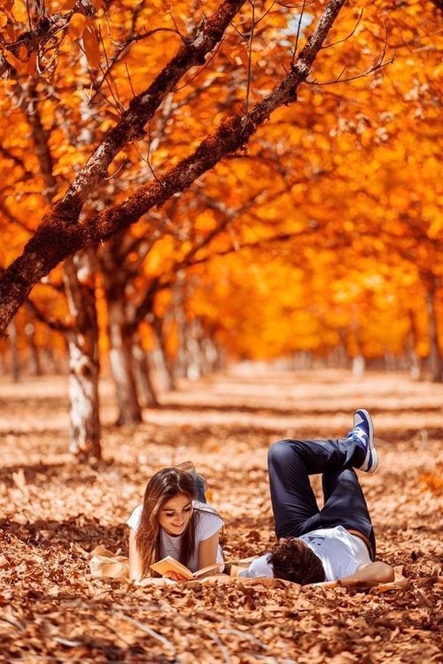 ژست زیبای عکس پاییزی عاشقانه در جنگل