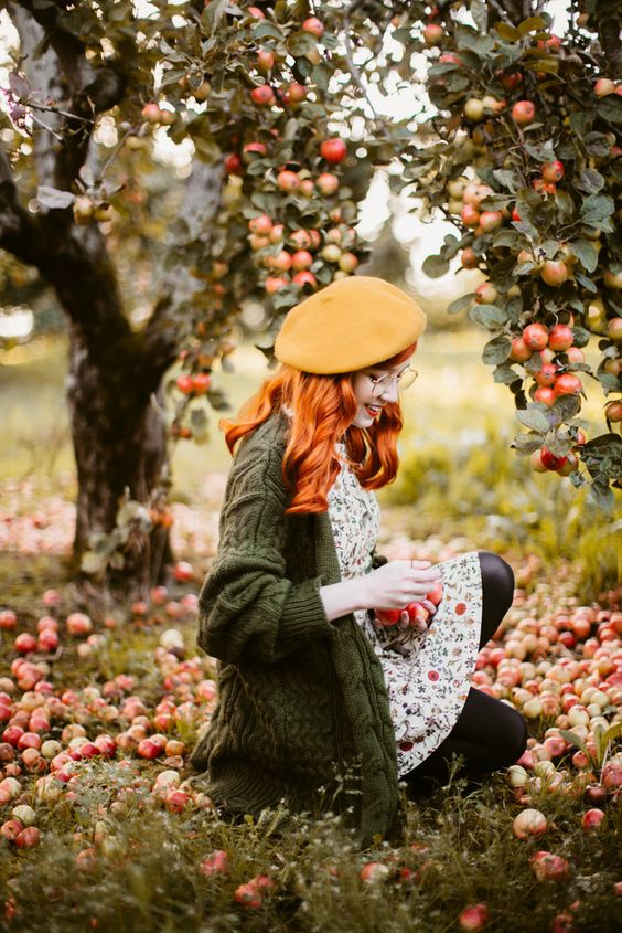 ژست عکس پاییزی دخترانه با میوه های پاییزی 