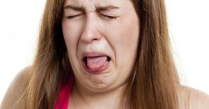 دلایل تلخی دهان در طول روز : آیا تلخی دهان خطرناک است ؟