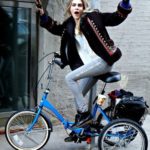 عکس کارا دلوین در حال دوچرخه سواری