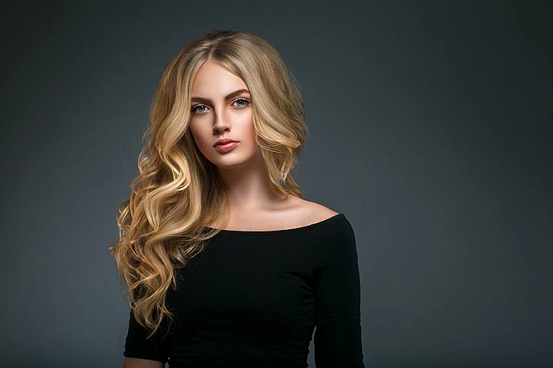 ژست عکس دخترانه با موهای باز در آتلیه