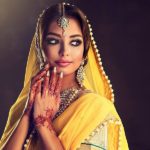 ژست زیبا دخترانه تکی در آتلیه با لباس هندی
