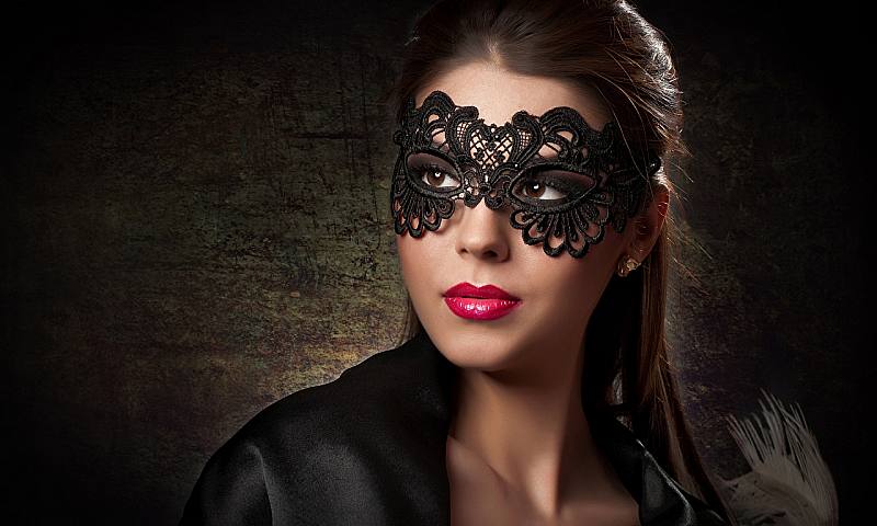 ژست ساده دخترانه تکی در آتلیه با نقاب