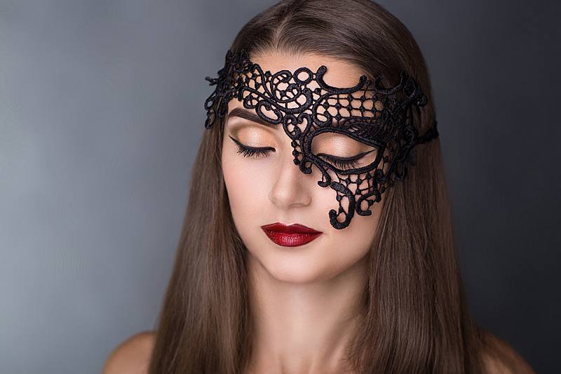 ژست شیک عکس تکی دخترانه در آتلیه