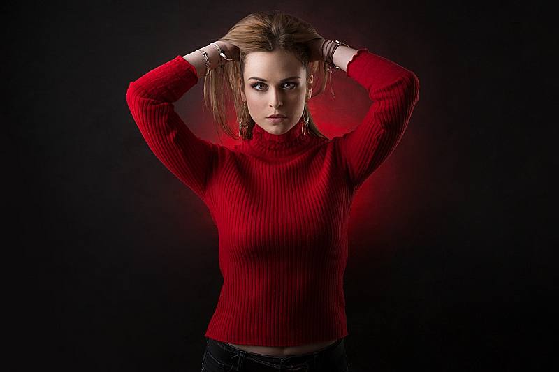 ژست عکس دخترانه تکی در آتلیه با لباس قرمز