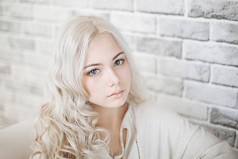 ژست جدید عکس دخترانه تکی در آتلیه