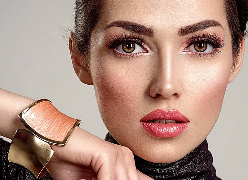 ژست عکس شیک دخترانه تکی در آتلیه