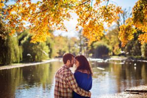 70 ژست عکس دونفره و ژست عکس نامزدی در طبیعت پاییزی