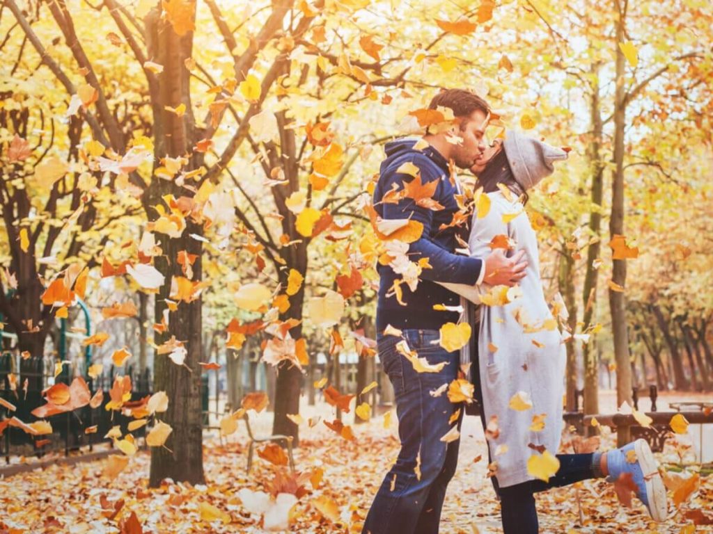 ژست جدید برای عکس دونفره عاشقانه پاییزی