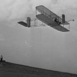 26 آذر: نخستین پرواز با هواپیما