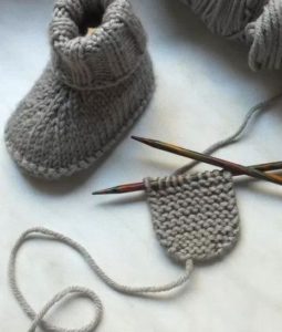 آموزش بافت پاپوش نوزاد با میل و قلاب به روش ساده + عکس های پاپوش نوزاد بافتنی