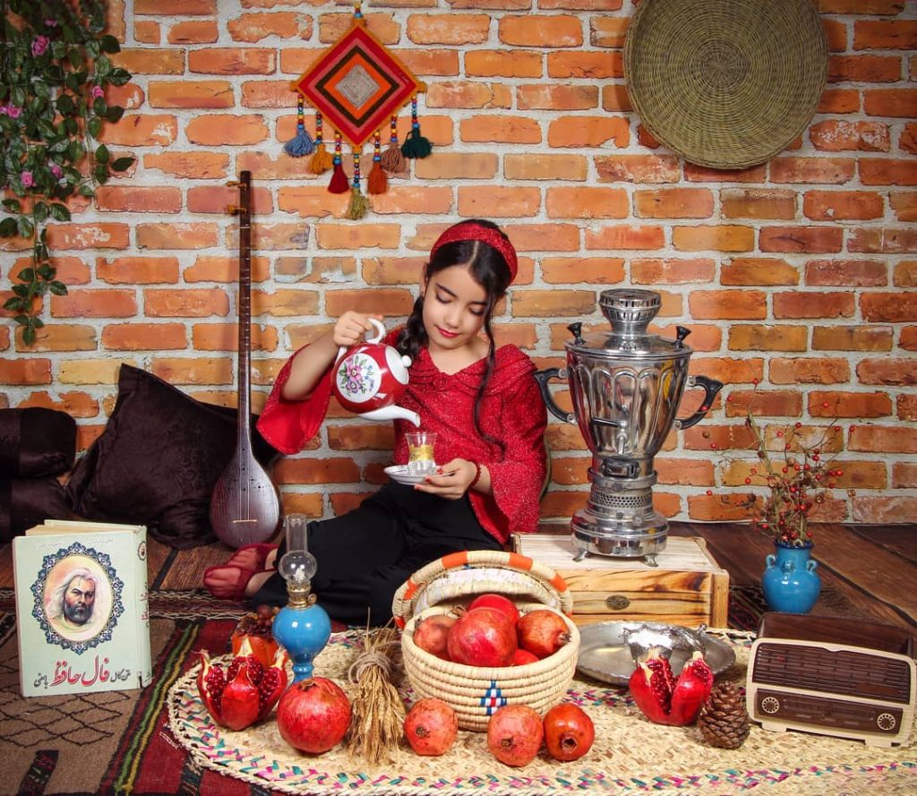 زیباترین ژست شب یلدا برای کودک دختر