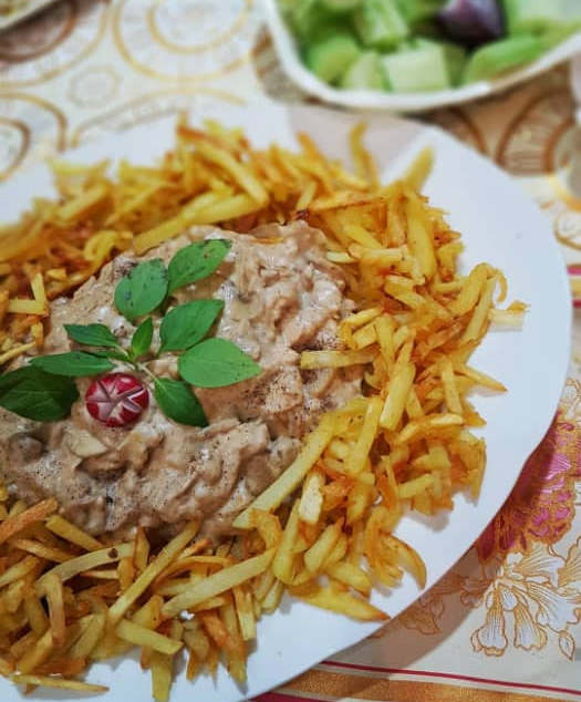 طرز تهیه چیکن استراگانف خیلی خوشمزه با سس بشامل