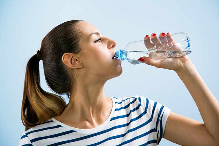آیا نوشیدن آب می تواند به کاهش وزن و لاغری کمک کند؟