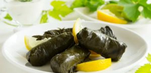 طرز تهیه دلمه برگ مو با مرغ برای 4 نفر یک غذای ساده و خوشمزه