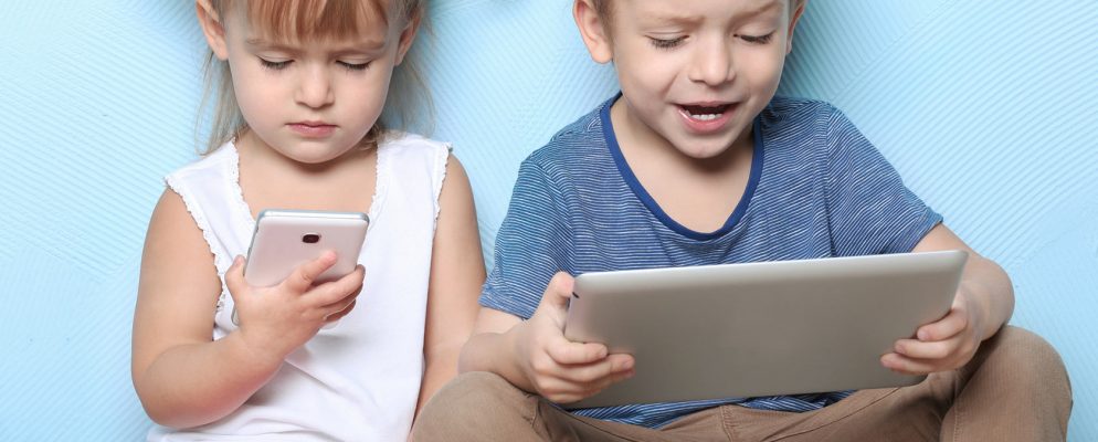 محدودیت استفاده از تلفن همراه توسط کودکان