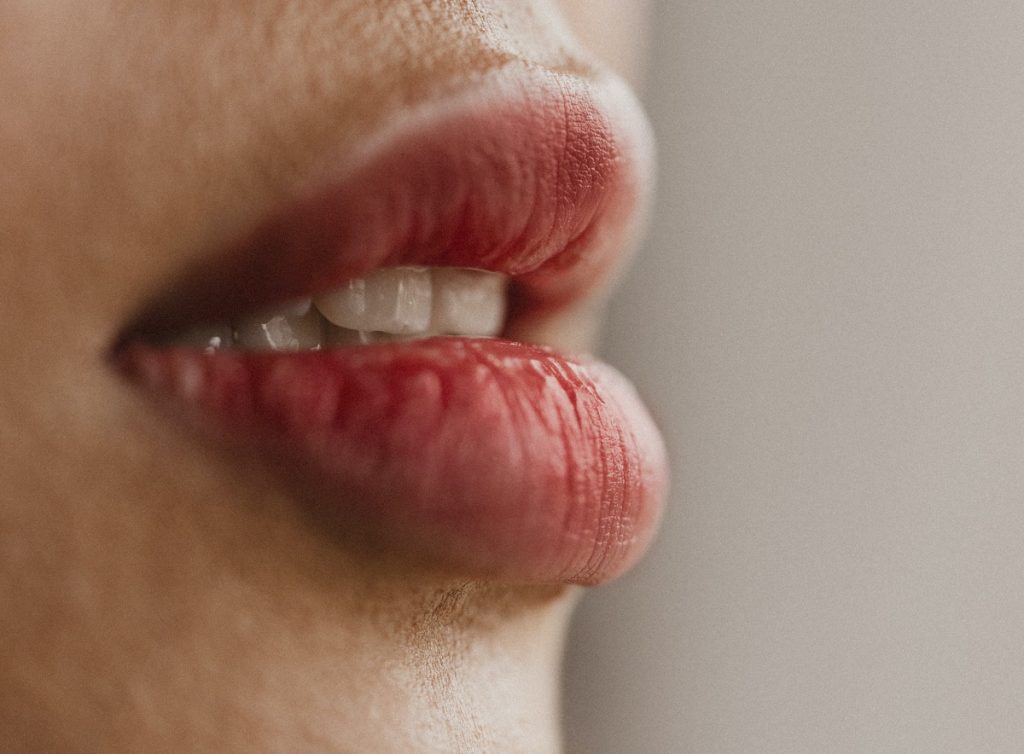 درمان خشکی لب با مواد طبیعی در خانه؛ با تاثیر فوری