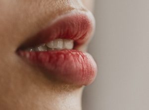 درمان خشکی لب با مواد طبیعی در خانه؛ با تاثیر فوری