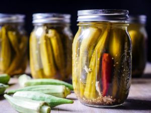 طرز تهیه ی ترشی بامیه خانگی خوشمزه با سرکه سفید (با 2 روش متفاوت)