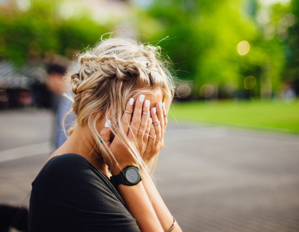 میگرن: علائم، دلایل، محرک ها، فاکتورهای خطر و روش درمان