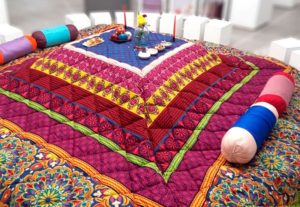 آیا نشستن زیر کرسی برای پاها مضر است؟ فواید و مضرات کرسی