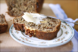 طرز تهیه کیک خرمالو با گردو مناسب عصرانه های پاییز