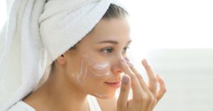 روتین روزانه برای پوست چرب به چه صورت است؟