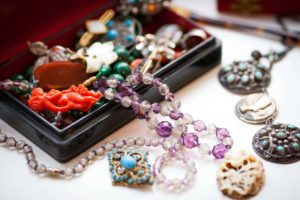 اسم مناسب برای مغازه بدلیجات فروشی (خلاقانه و کم تکرار)