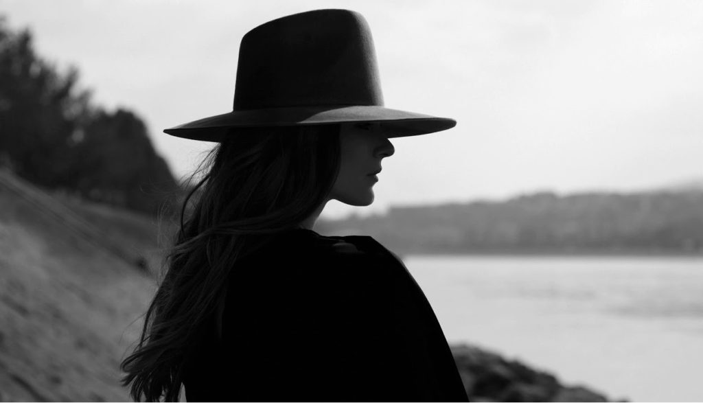 20 عکس سیاه سفید دختر با کلاه برای پروفایل بسیار خاص و هنری