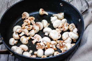 چکار کنیم قارچ موقع پخت سیاه نشود؟