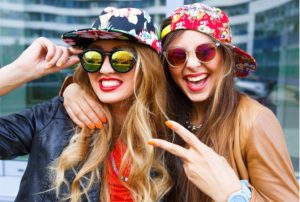 ژست عکس دونفره با رفیق (دخترونه و زیبا)