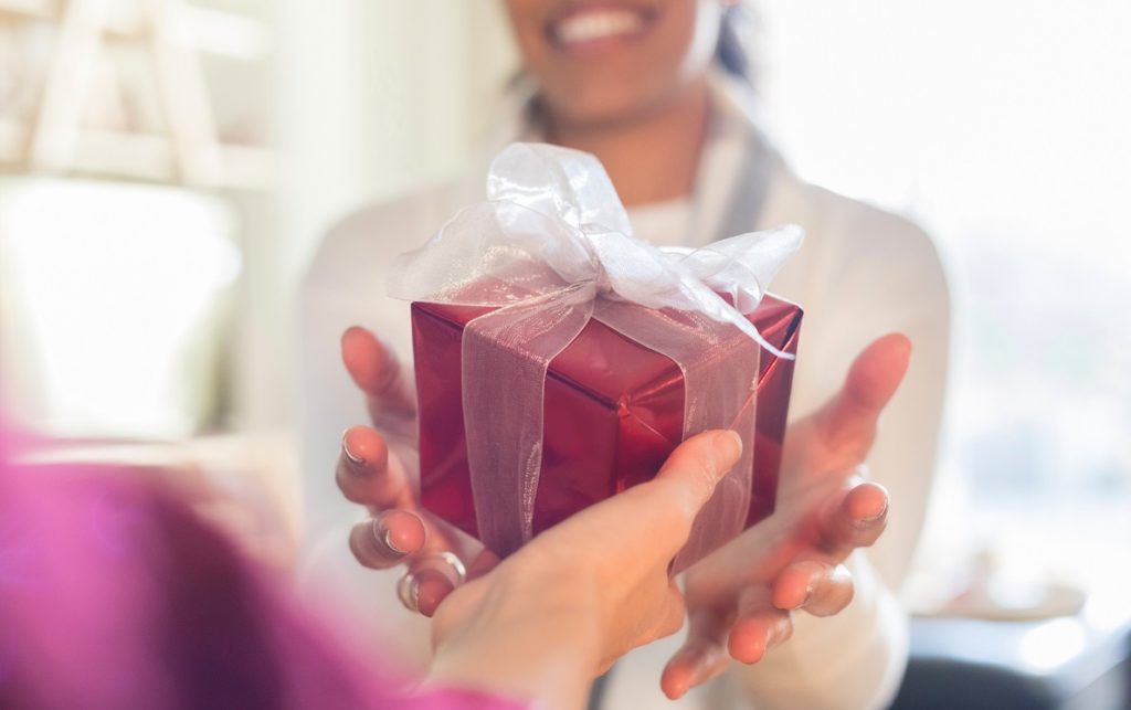 زیباترین متن تشکر بابت هدیه گرفتن از همسر، خانواده و دوستان