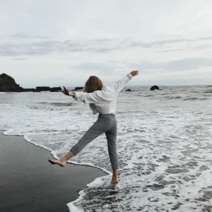 عکس دختر کنار ساحل و دریا برای پروفایل و بک گراند