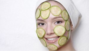 طرز تهیه ماسک خیار و گلاب برای چاقی صورت