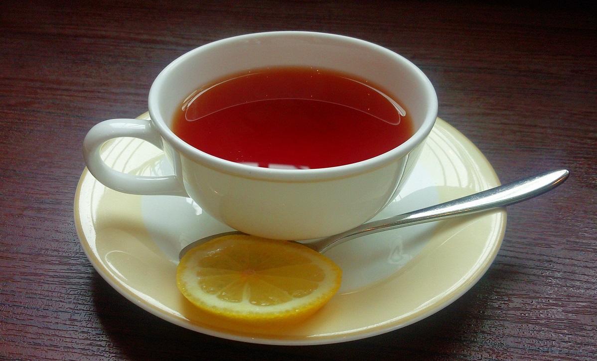 چرا آب لیمو رنگ چای را روشن می کند؟