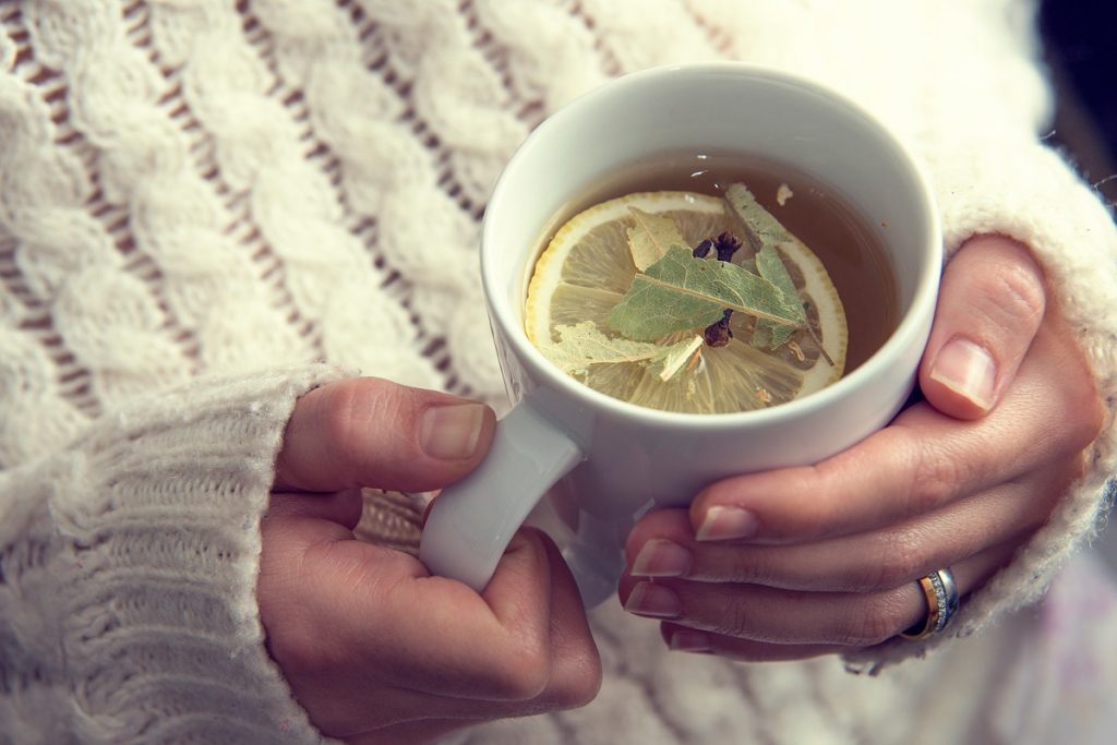 رفع گلو درد به روش خانگی با تاثیر سریع (بهترین درمان های گیاهی)