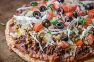 طرز تهیه پیتزا مکزیکی با گوشت چرخ کرده + آموزش سس سالسا