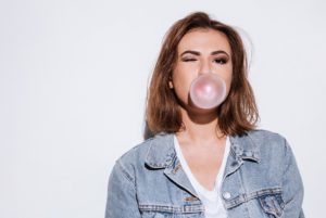 عکس پروفایل دختر با آدامس، زیبا و جذاب