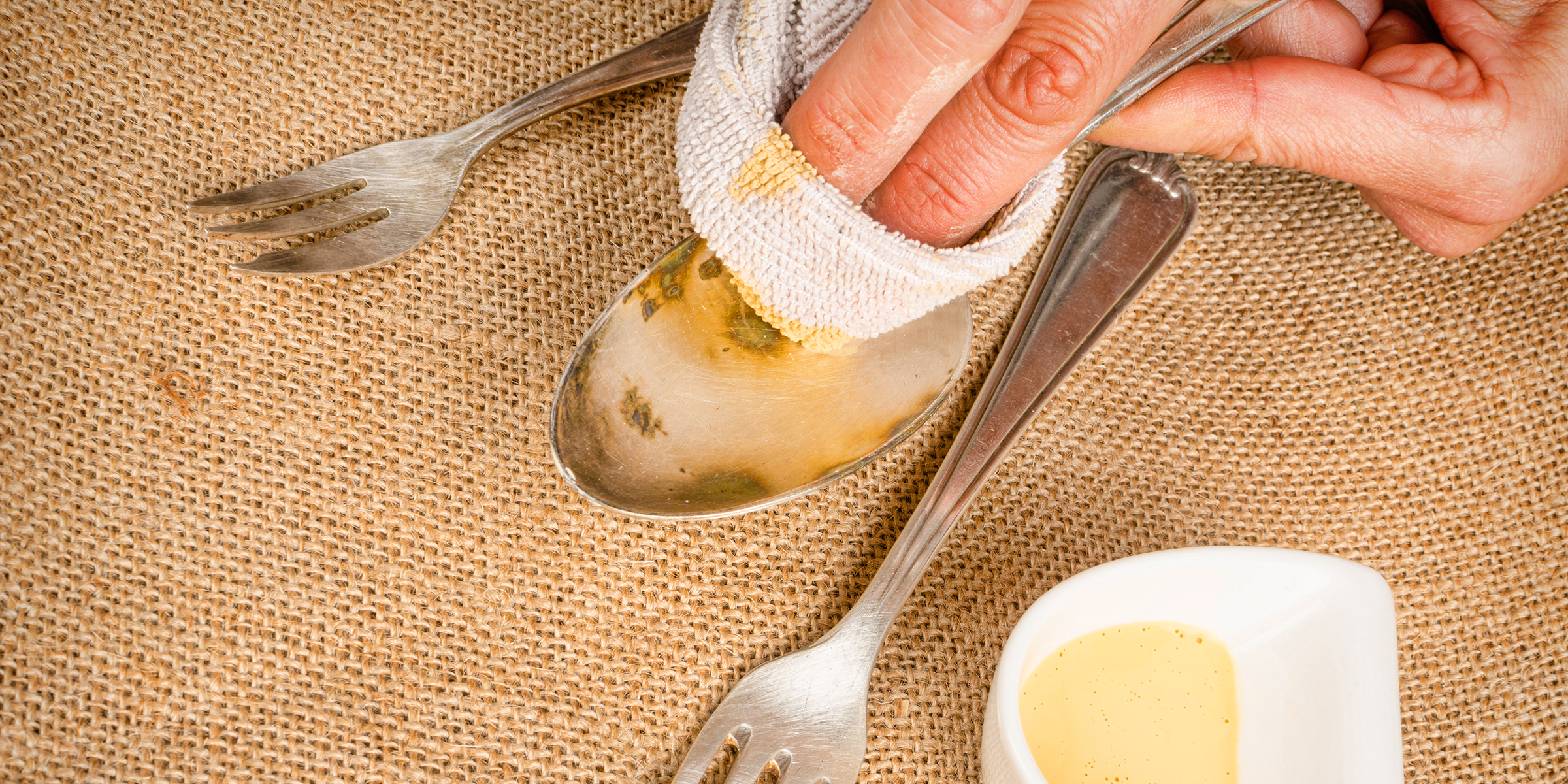 چرا ظروف نقره ای پس از مدتی کدر و سیاه میشوند؟