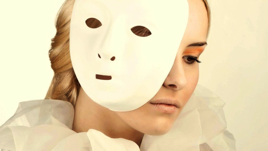 24 جمله زیبا در مورد نقاب به چهره داشتن آدم ها