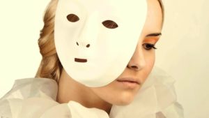 24 جمله زیبا در مورد نقاب به چهره داشتن آدم ها